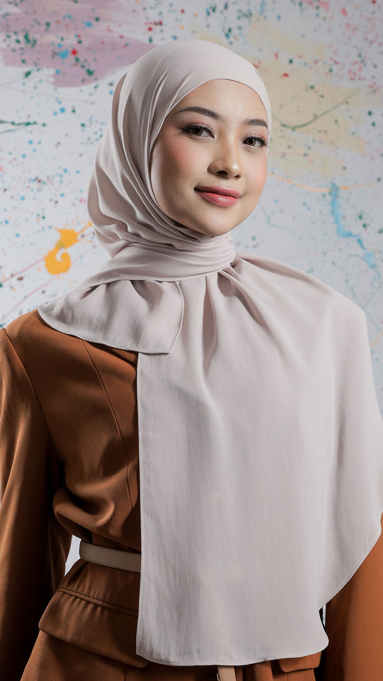 Inara Ezy in Cream Linen