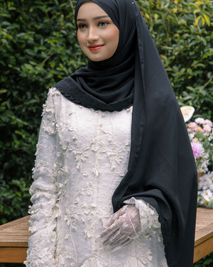 Baesic Sulam Melur Shawl in Black