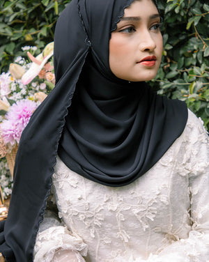 Baesic Sulam Teratai Shawl in Black