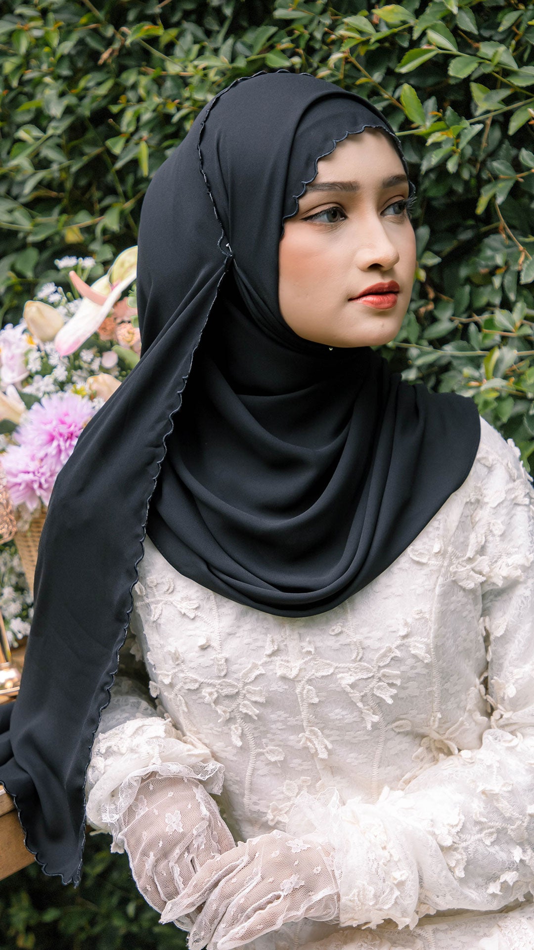 Baesic Sulam Teratai Shawl in Black