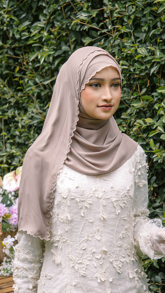 Baesic Sulam Teratai Shawl in Fawn